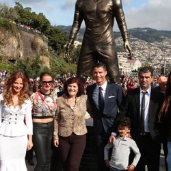 Cristiano Ronaldo y su familia junto a su estatua de bronce en Madeira
