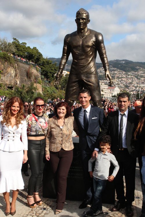 Cristiano Ronaldo y su familia junto a su estatua de bronce en Madeira