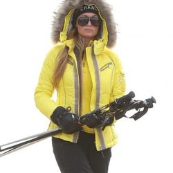 Paris Hilton disfruta de las vacaciones de navidad esquiando