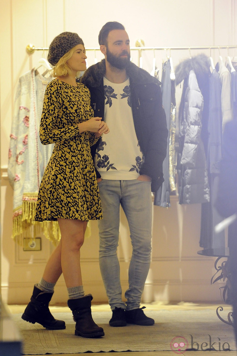 Adriana Abenia y Sergio Abad de compras navideñas en una tienda de Madrid