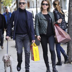 Sergio Dalma y su novia María Aguiñica, de compras por Madrid con su perro