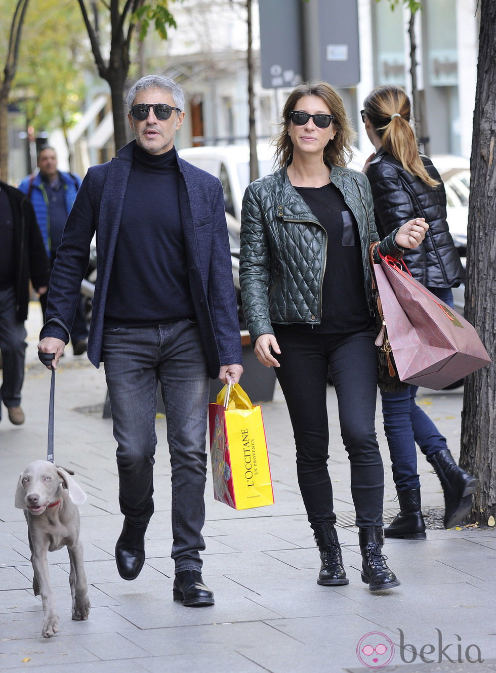 Sergio Dalma y su novia María Aguiñica, de compras por Madrid con su perro