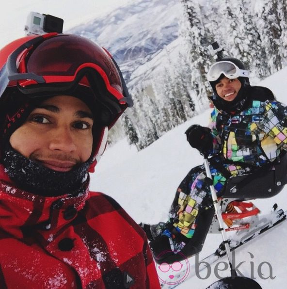 Lewis Hamilton con su hermano haciendo snowboard