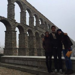 Ana Boyer y Fernando Verdasco con una amiga en el acueducto de Segovia