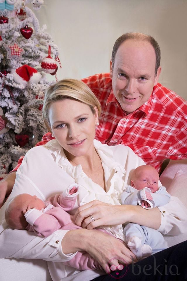 Alberto y Charlene de Mónaco posan por primera vez con sus hijos Jacques y Gabriella