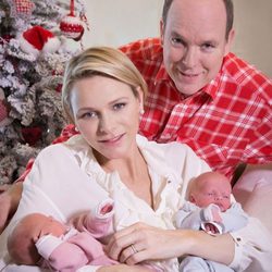 Alberto y Charlene de Mónaco posan por primera vez con sus hijos Jacques y Gabriella