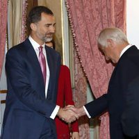 El Rey Felipe saluda a Alfonso Martínez de Irujo