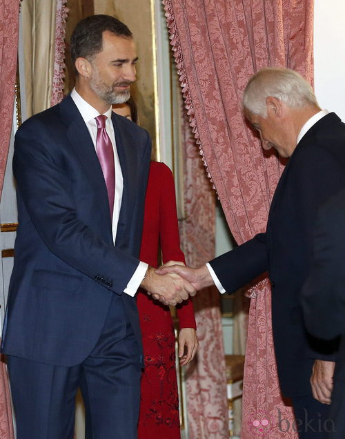 El Rey Felipe saluda a Alfonso Martínez de Irujo