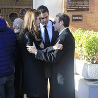 Margarita Vargas y Luis Alfonso de Borbón con Enrique Ponce en el funeral de Victoriano Cuevas