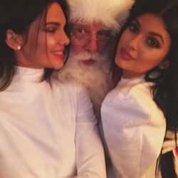 Kendall Jenner y Kylie Jenner posan junto a Santa Claus