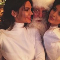 Kendall Jenner y Kylie Jenner posan junto a Santa Claus