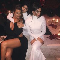 Khloe Kardashian, Kylie Jenner y Kendall Jenner posan juntas en su fiesta de Navidad