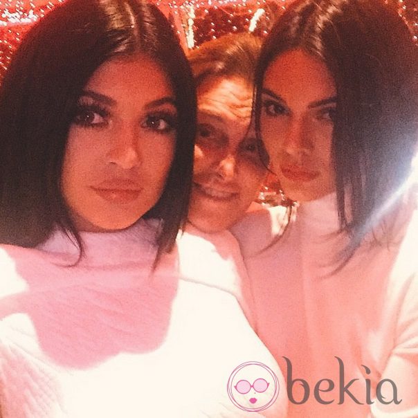 Bruce Jenner con sus hijas durante la fiesta de Navidad de Kris Jenner