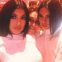 Bruce Jenner con sus hijas durante la fiesta de Navidad de Kris Jenner