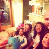 Melanie Brown y Stephen Belafonte celebrando la Navidad con su familia