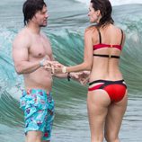 Mark Wahlberg y Rhea Durham se toman un baño en una playa de Barbados