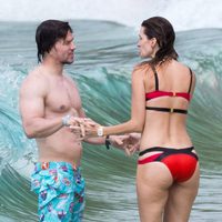 Mark Wahlberg y Rhea Durham se toman un baño en una playa de Barbados