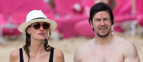 Mark Wahlberg y Rhea Durham pasean por la orilla de la playa durante sus vacaciones navideñas en Barbados