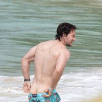 Mark Wahlberg enseña su trasero durante sus vacaciones navideñas en Barbados