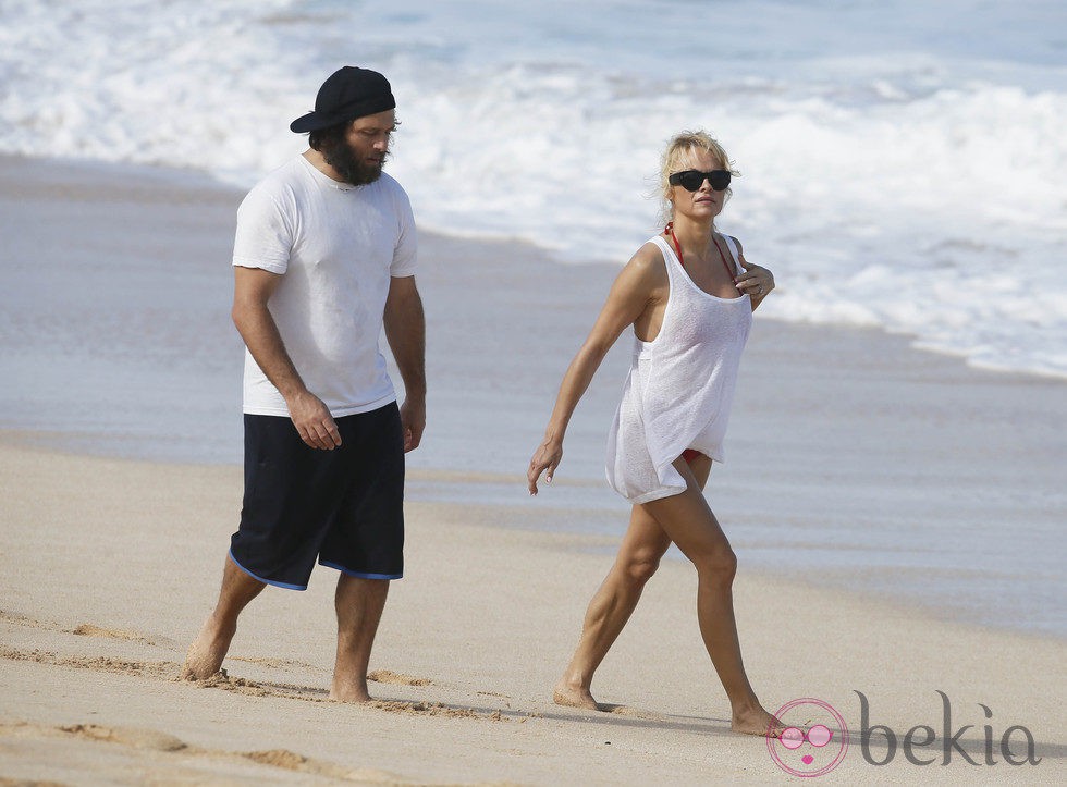 Pamela Anderson pasea con Rick Salomon en la isla hawaiana de Oahu