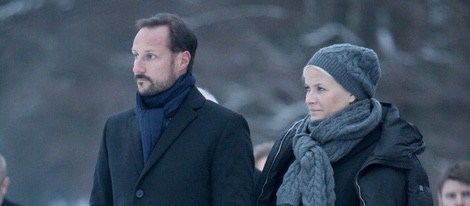 Los Príncipes Haakon y Mette-Marit de Noruega en una homenaje a las víctimas del tsunami de Tailandia