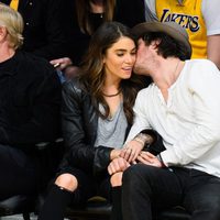 Ian Somerhalder besando a Nikki Reed durante un partido de la NBA
