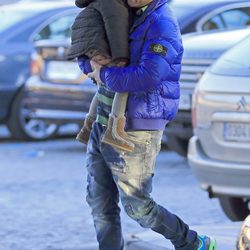 Fonsi Nieto con su hijo Lucas en brazos durante una jornada de Navidad