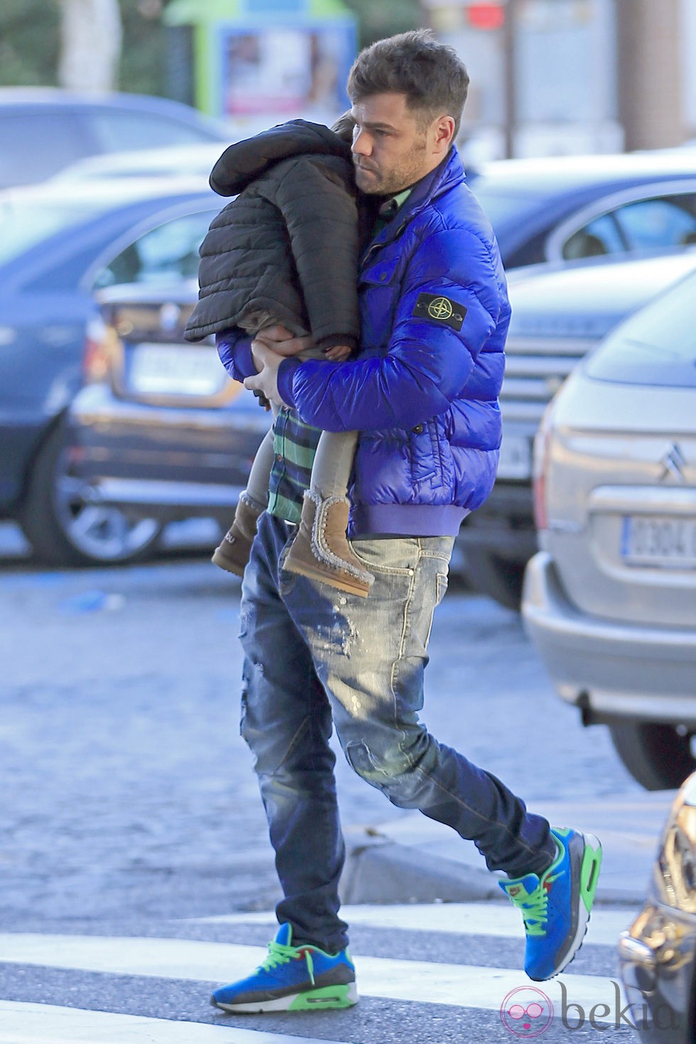 Fonsi Nieto con su hijo Lucas en brazos durante una jornada de Navidad