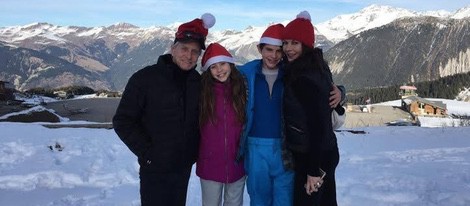Michael Douglas y Catherine Zeta-Jones con sus hijos pasando la Navidad en los Alpes franceses