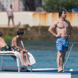 Mark Wahlberg con dos de sus hijos en una plataforma marítima