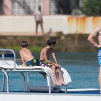 Mark Wahlberg con dos de sus hijos en una plataforma marítima