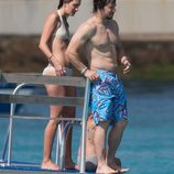 Mark Wahlberg y Rhea Durham se lanzan al agua desde una plataforma marítima