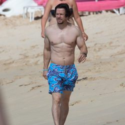 Mark Wahlberg pasea por una playa de Barbados