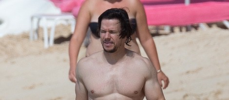Mark Wahlberg pasea por una playa de Barbados