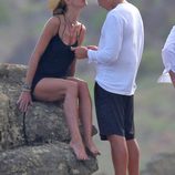 Heidi Klum hace un gesto cariñoso a su novio Vito Schnabel durante un día en la montaña