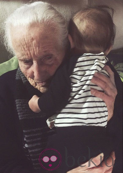 La abuela de Raquel del Rosario abraza a su bisnieto Leo