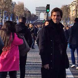 Marc Clotet pasea por los Campos Elíseos en París