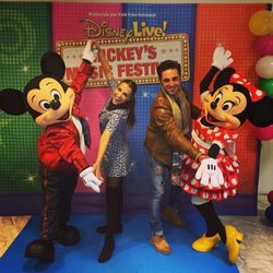 Paula Echevarría y David Bustamante con Mickey Mouse y Minnie