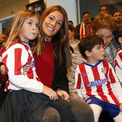 Fernando Torres recibe el apoyo de su mujer Olalla Domínguez y sus dos hijos en la presentación ante el Atlético de Madrid