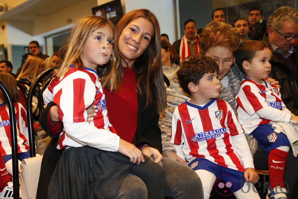 Fernando Torres recibe el apoyo de su mujer Olalla Domínguez y sus dos hijos en la presentación ante el Atlético de Madrid