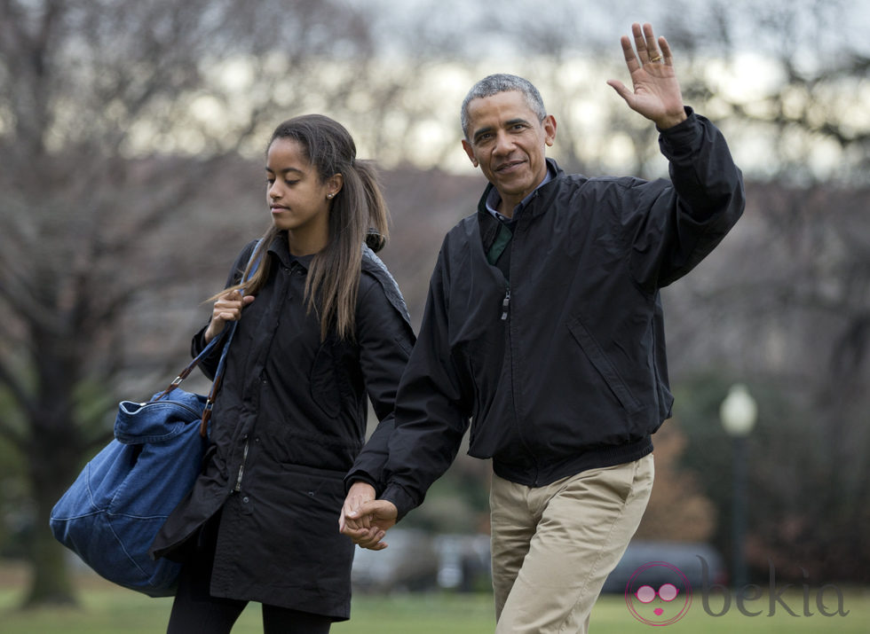 Barack Obama con su hija Malia volviendo a la Casa Blanca tras pasar la Navidad en Hawai