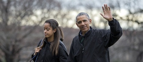 Barack Obama con su hija Malia volviendo a la Casa Blanca tras pasar la Navidad en Hawai