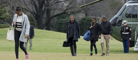 Barack y Michelle Obama con sus hijas Sasha y Malia volviendo a la Casa Blanca tras pasar la Navidad en Hawai