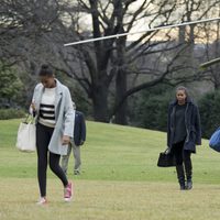 Barack y Michelle Obama con sus hijas Sasha y Malia volviendo a la Casa Blanca tras pasar la Navidad en Hawai