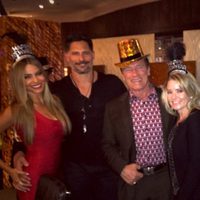 Sofía Vergara, Joe Manganiello, Arnold Schwarzenegger y Heather Milligan recibieron el año 2015 en Las Vegas