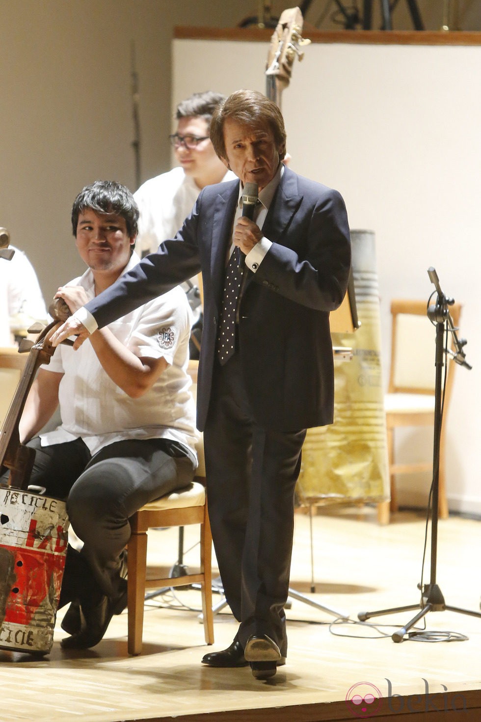 Raphael actuando en un concierto con instrumentos reciclados