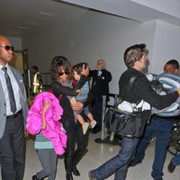 Halle Berry con Olivier Martínez y sus hijos en el aeropuerto de Los Angeles