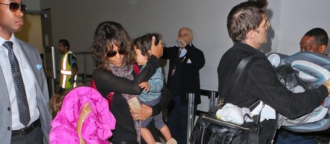 Halle Berry con Olivier Martínez y sus hijos en el aeropuerto de Los Angeles