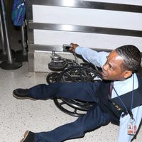 Empleado golpeado por Olivier Martínez con una sillita de bebé en el aeropuerto de Los Angeles