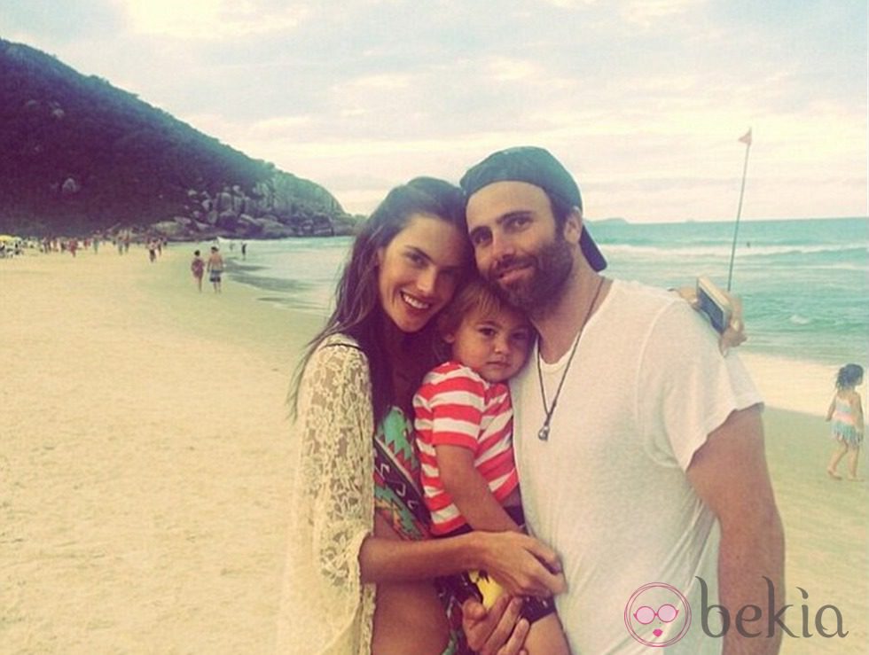 Alessandra Ambrosio y Jamie Mazur con su hijo Noah en una playa de Brasil